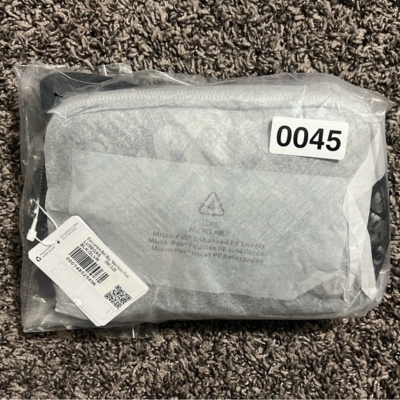 Lululemon NWT Unisex Everywhere Belt Bag 1L Manifesto Print Black/Silver - Picture 6 of 10